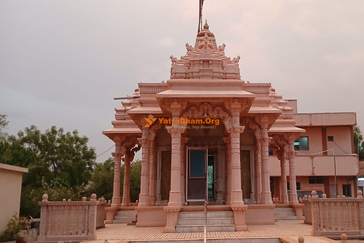 Vimalanatha Bhagwan in meditative repose on the path of renunciation